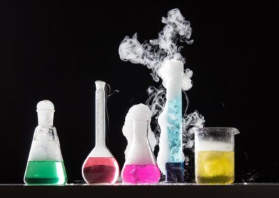 Химические колбы с жидкостями разных цветов